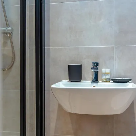 Modern W/ Underfloor Heating & Parking Bristol